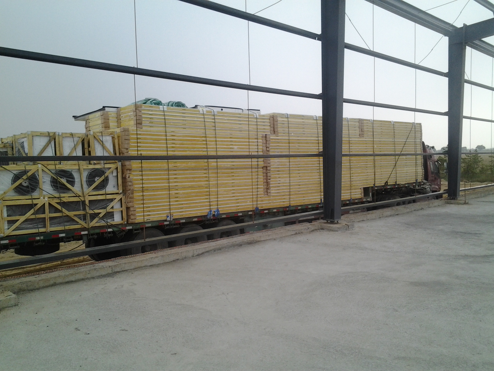 果蔬冷庫(kù)安裝設(shè)備進(jìn)場(chǎng)